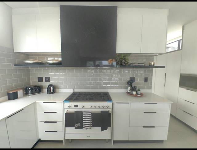 5 BEDROOM HOUSE FOR SALE IN MIDSTREAM HEIGHTS